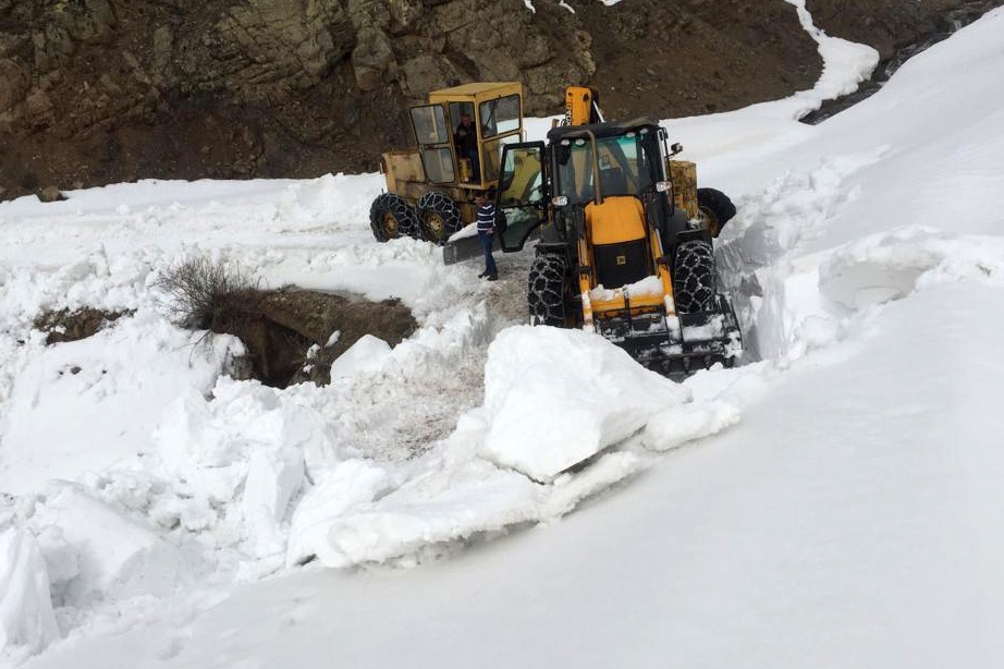 Gümüşhane’de yerel seçimler öncesi köy yollarında karla mücadele çalışmaları hızlandı 8