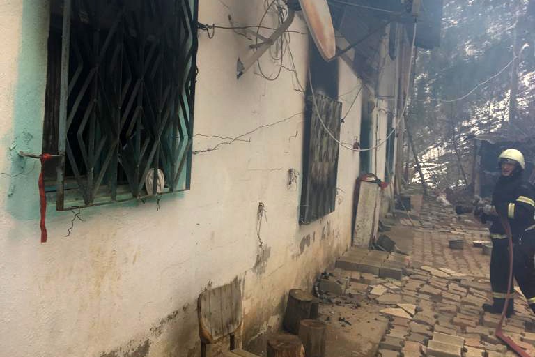 Sobadan sıçrayan alev bir evi küle döndürdü 1