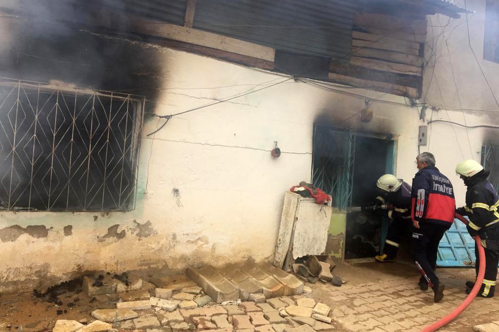 Sobadan sıçrayan alev bir evi küle döndürdü 2