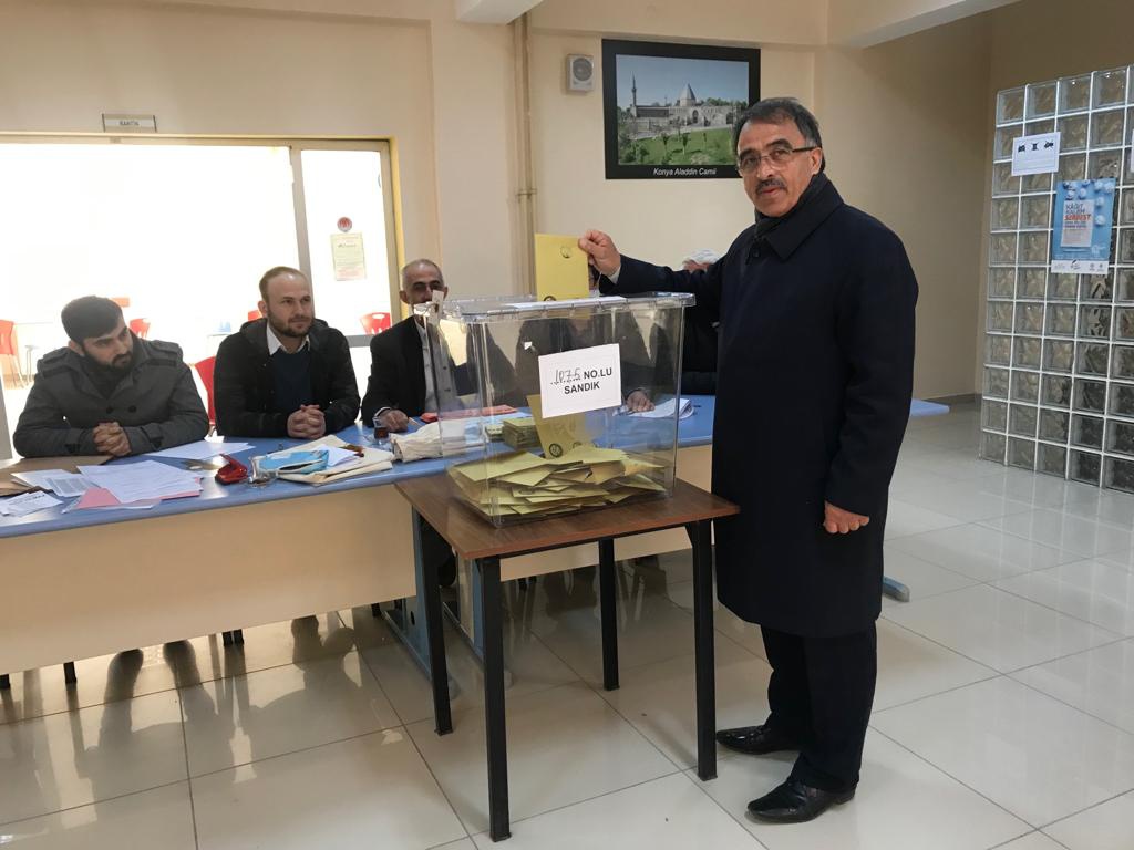 Başkan adayları oylarını kullandı 1