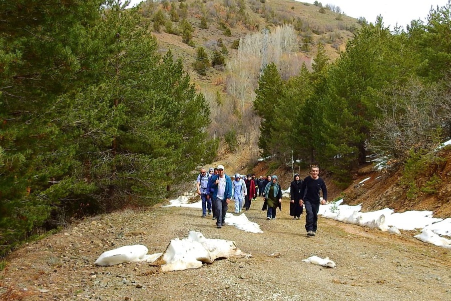 Gümüşhaneli dağcılardan Kelkit’te bahar yürüyüşü 1