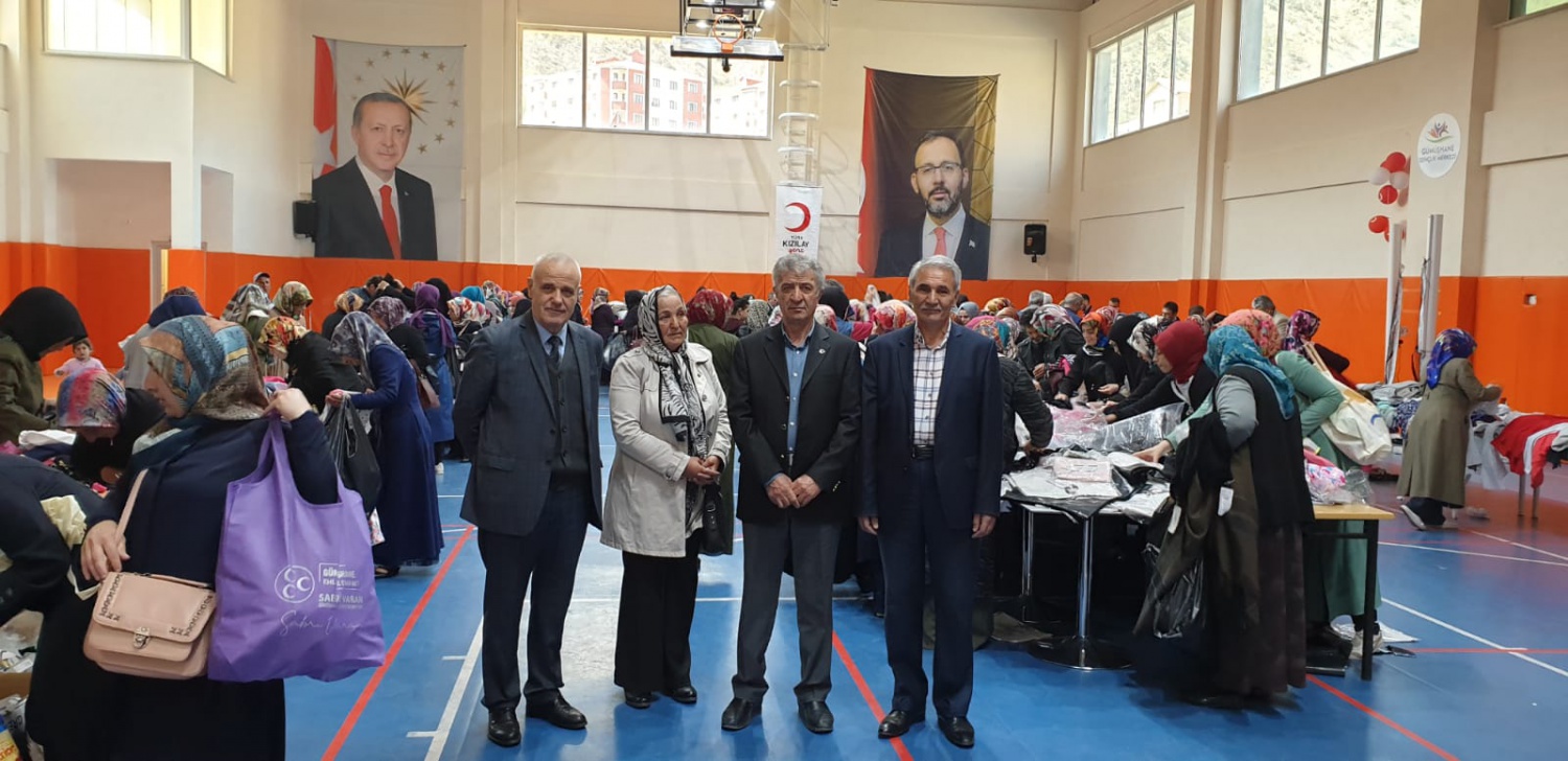 Kızılay ve Gençlik Merkezinden ihtiyaçlı vatandaşlar için ‘Giyim çarşısı’ 2