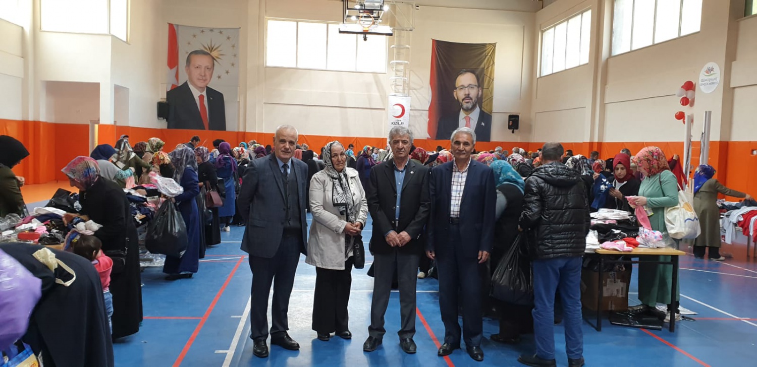 Kızılay ve Gençlik Merkezinden ihtiyaçlı vatandaşlar için ‘Giyim çarşısı’ 1