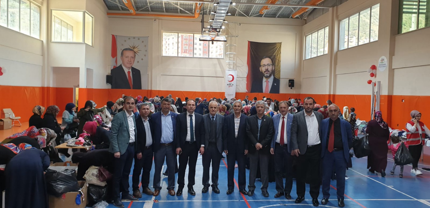 Kızılay ve Gençlik Merkezinden ihtiyaçlı vatandaşlar için ‘Giyim çarşısı’ 3