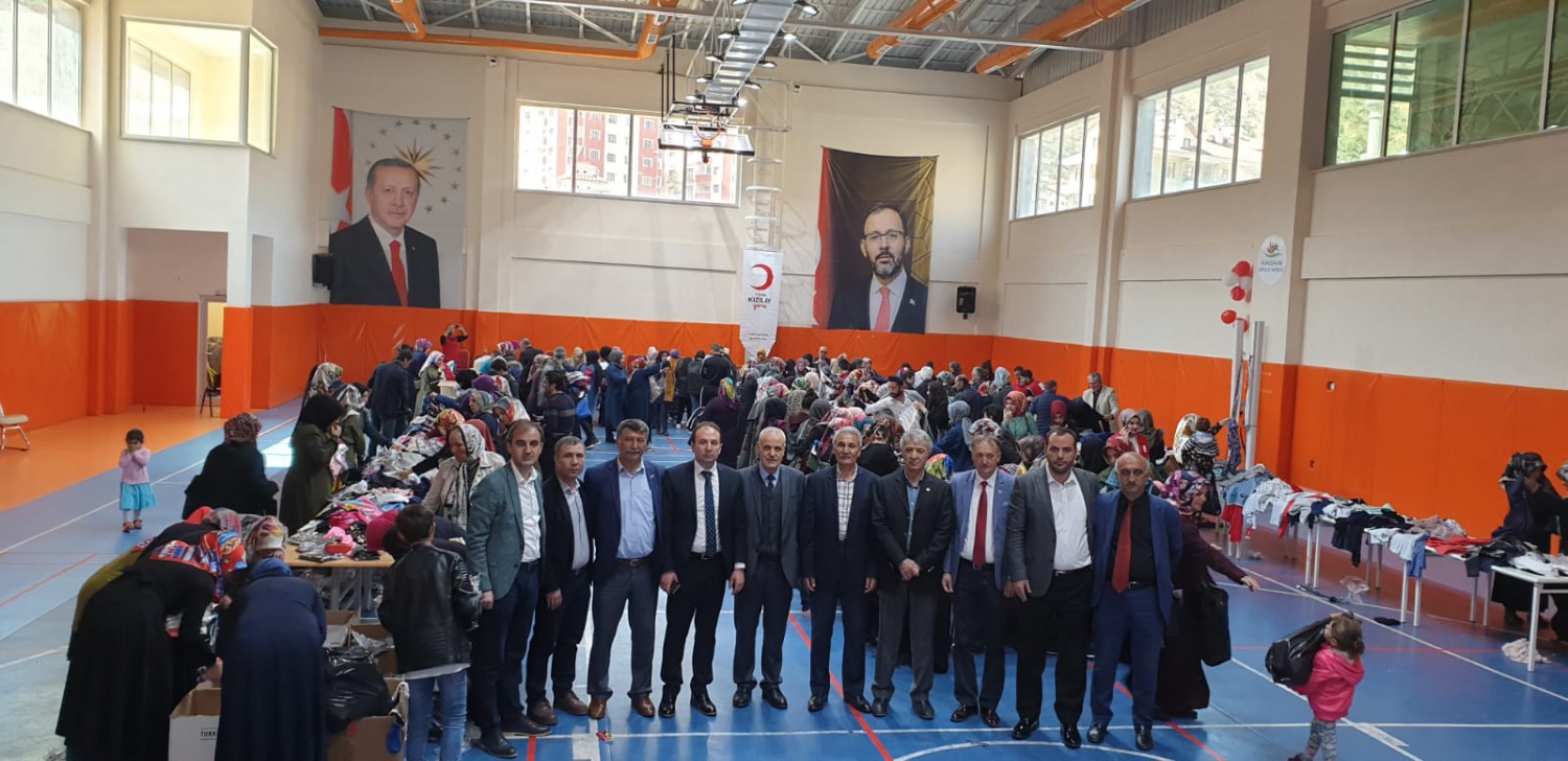 Kızılay ve Gençlik Merkezinden ihtiyaçlı vatandaşlar için ‘Giyim çarşısı’ 9