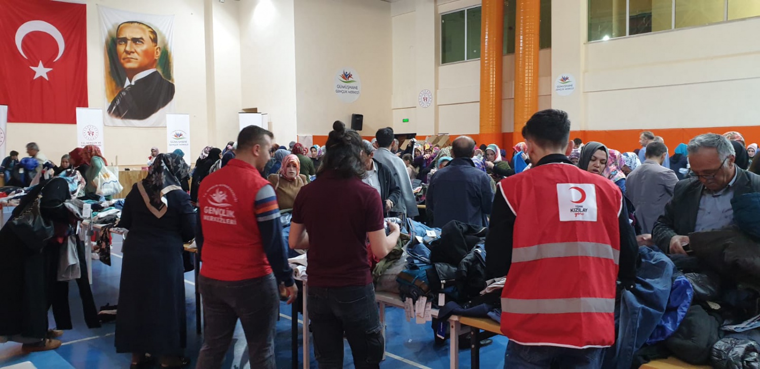 Kızılay ve Gençlik Merkezinden ihtiyaçlı vatandaşlar için ‘Giyim çarşısı’ 13