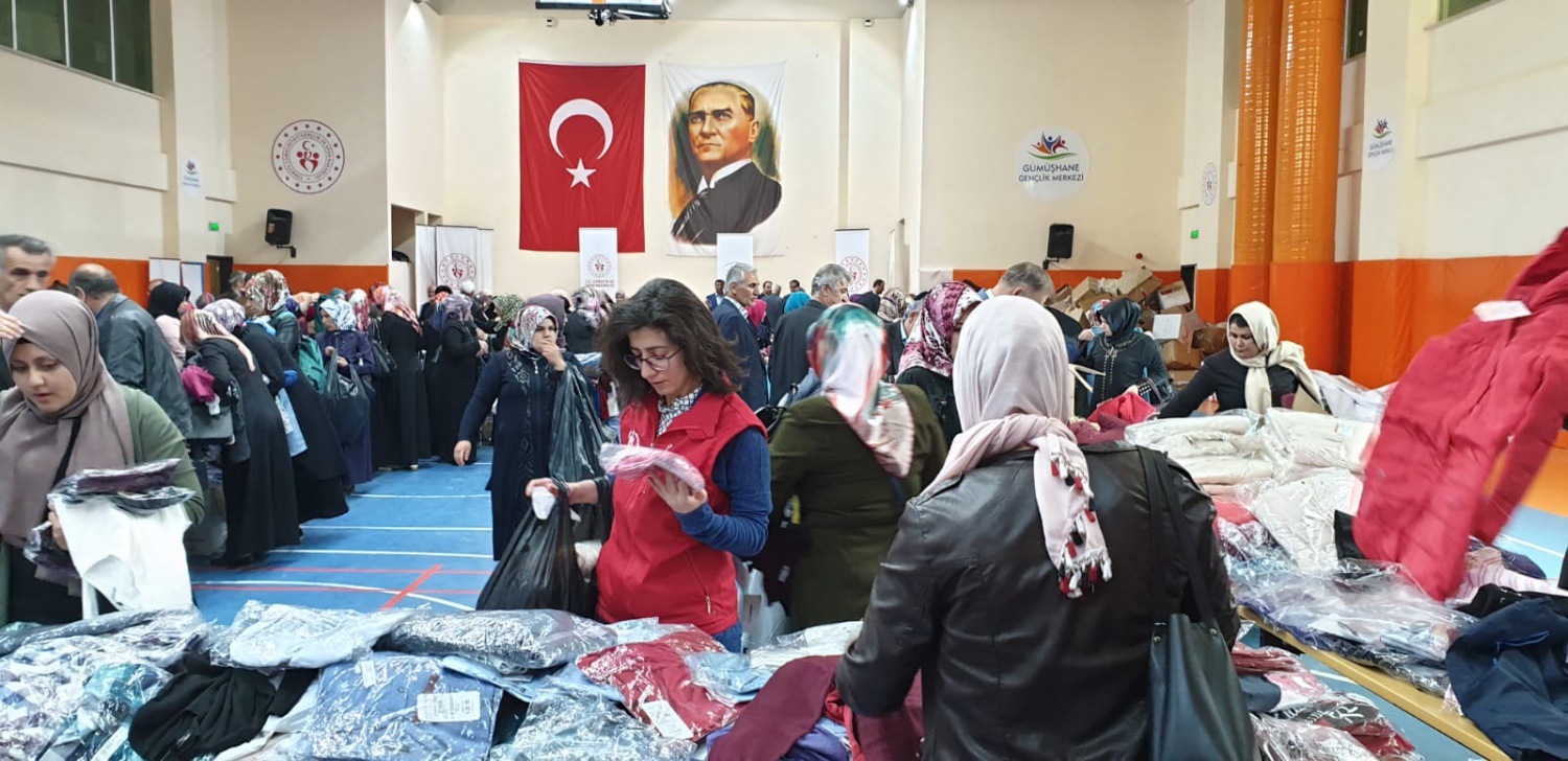 Kızılay ve Gençlik Merkezinden ihtiyaçlı vatandaşlar için ‘Giyim çarşısı’ 16