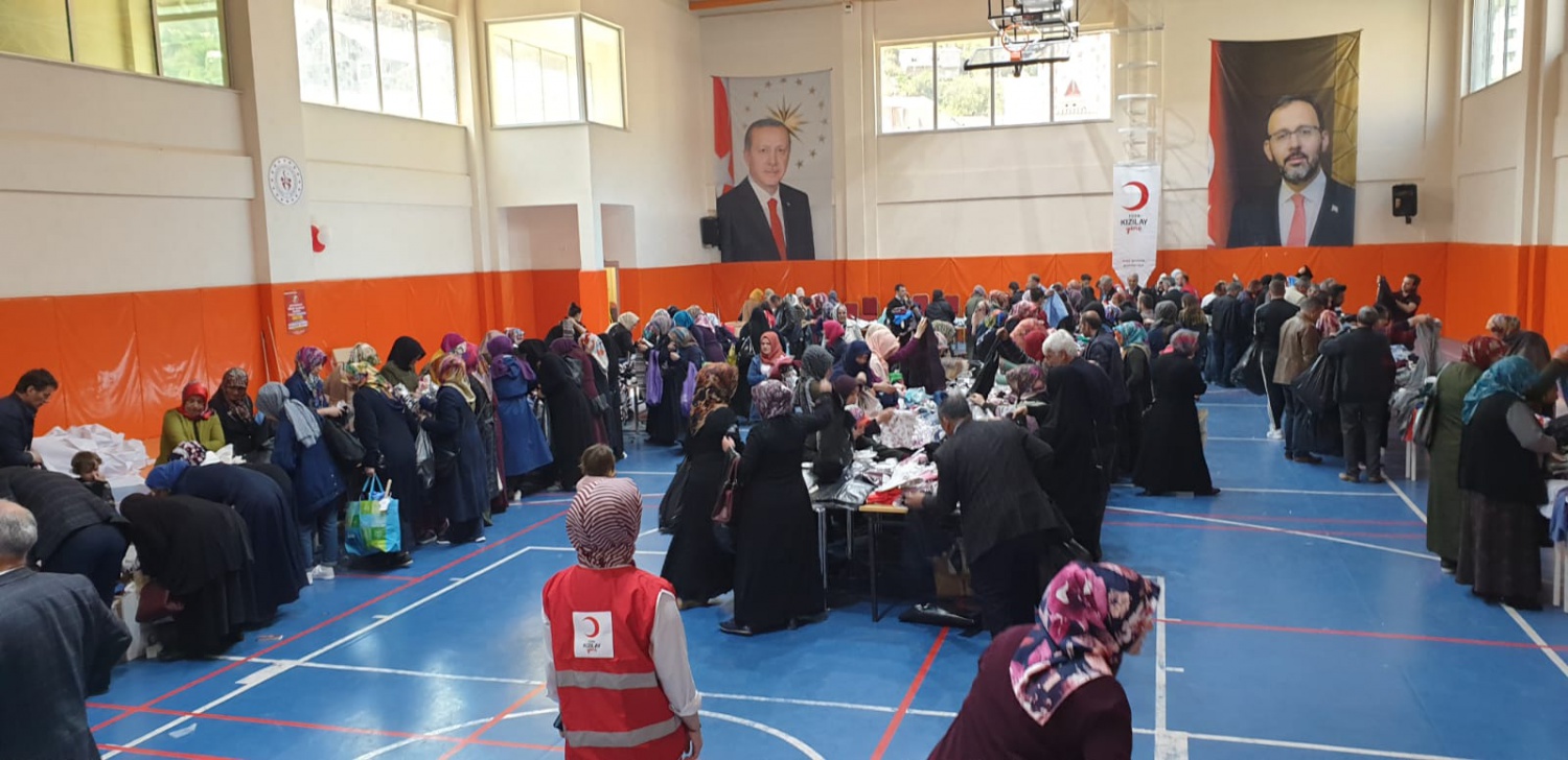 Kızılay ve Gençlik Merkezinden ihtiyaçlı vatandaşlar için ‘Giyim çarşısı’ 8