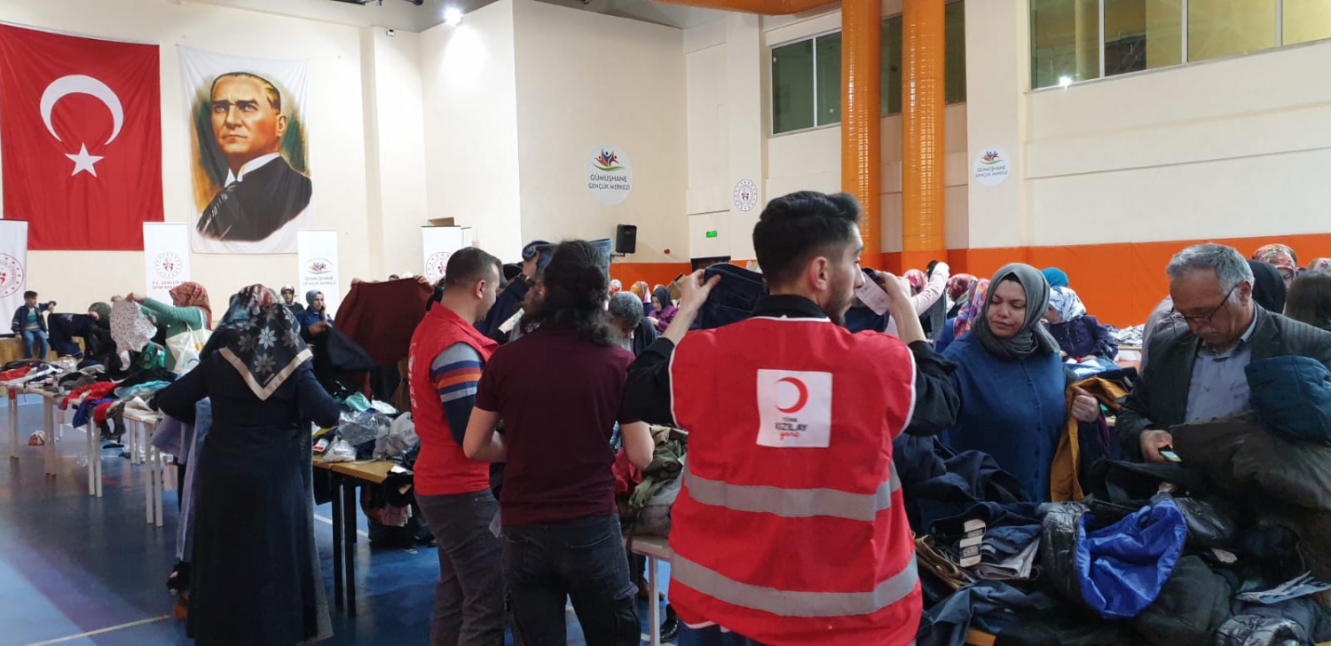 Kızılay ve Gençlik Merkezinden ihtiyaçlı vatandaşlar için ‘Giyim çarşısı’ 11