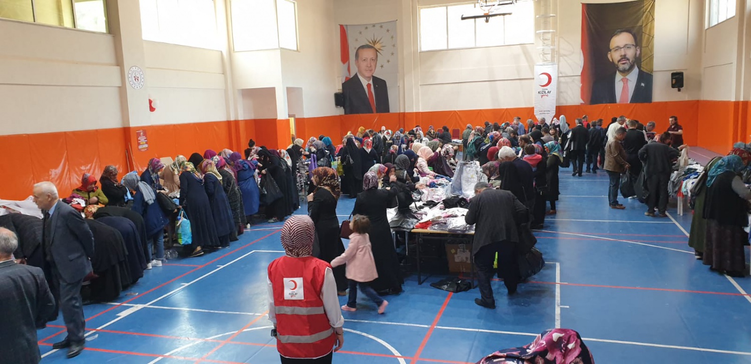Kızılay ve Gençlik Merkezinden ihtiyaçlı vatandaşlar için ‘Giyim çarşısı’ 15