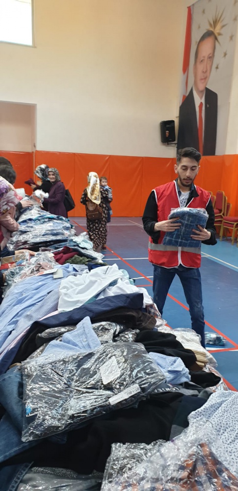 Kızılay ve Gençlik Merkezinden ihtiyaçlı vatandaşlar için ‘Giyim çarşısı’ 17
