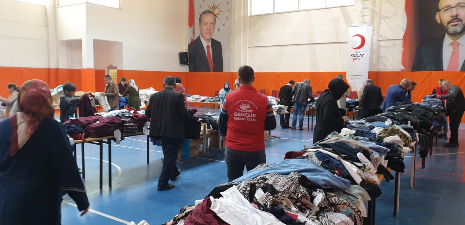 Kızılay ve Gençlik Merkezinden ihtiyaçlı vatandaşlar için ‘Giyim çarşısı’ 12