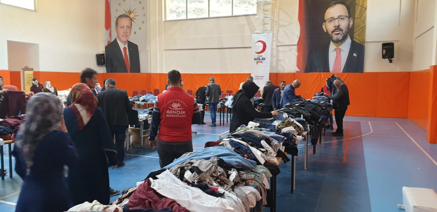 Kızılay ve Gençlik Merkezinden ihtiyaçlı vatandaşlar için ‘Giyim çarşısı’ 10