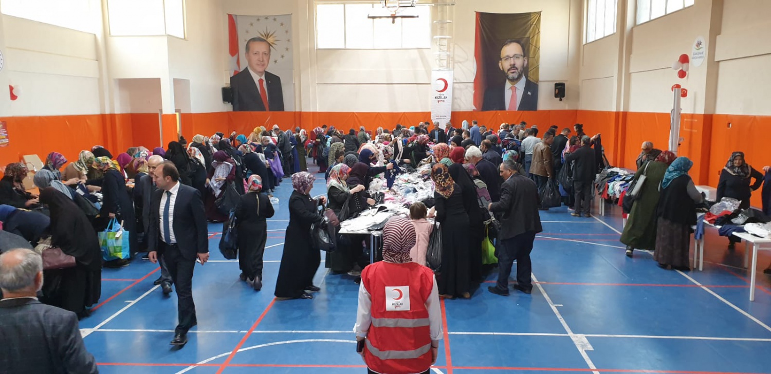 Kızılay ve Gençlik Merkezinden ihtiyaçlı vatandaşlar için ‘Giyim çarşısı’ 6