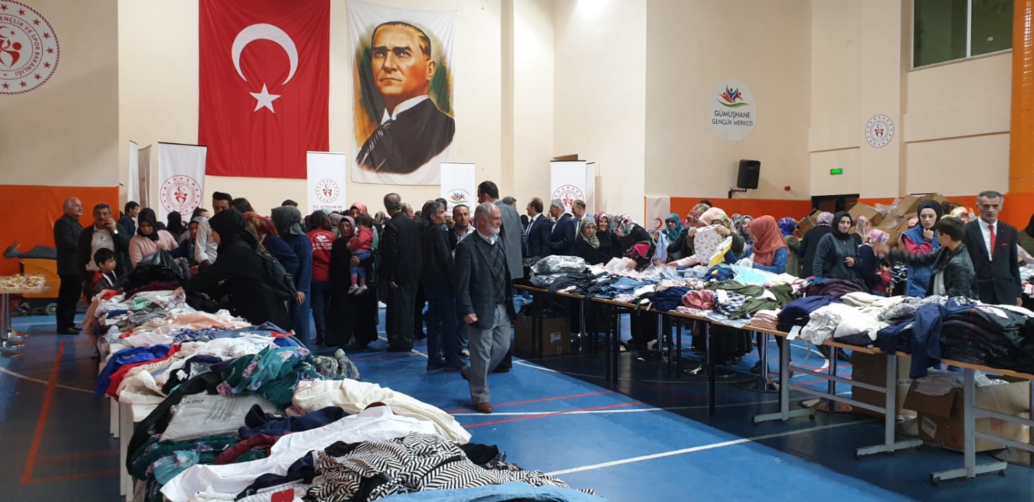 Kızılay ve Gençlik Merkezinden ihtiyaçlı vatandaşlar için ‘Giyim çarşısı’ 14