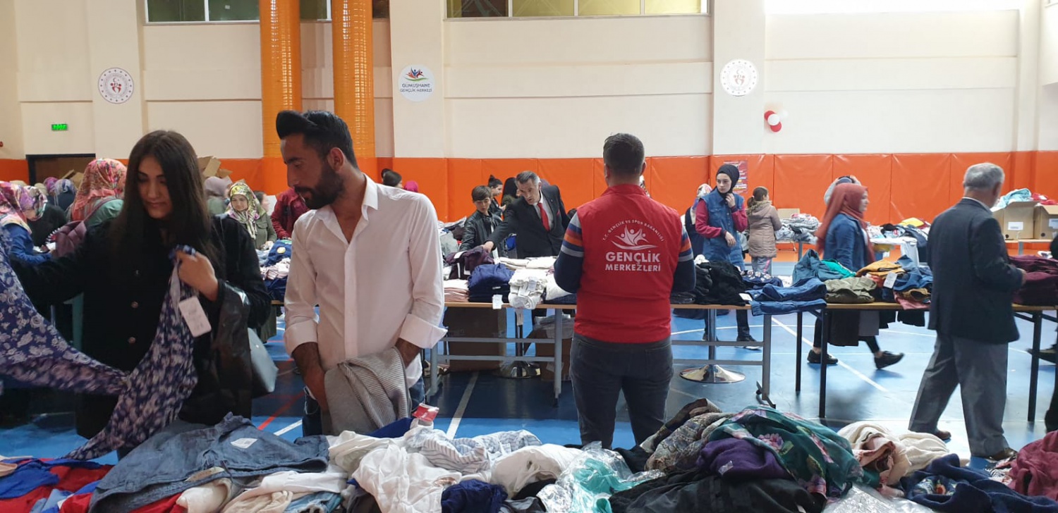 Kızılay ve Gençlik Merkezinden ihtiyaçlı vatandaşlar için ‘Giyim çarşısı’ 7