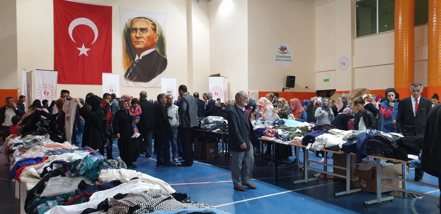 Kızılay ve Gençlik Merkezinden ihtiyaçlı vatandaşlar için ‘Giyim çarşısı’ 4