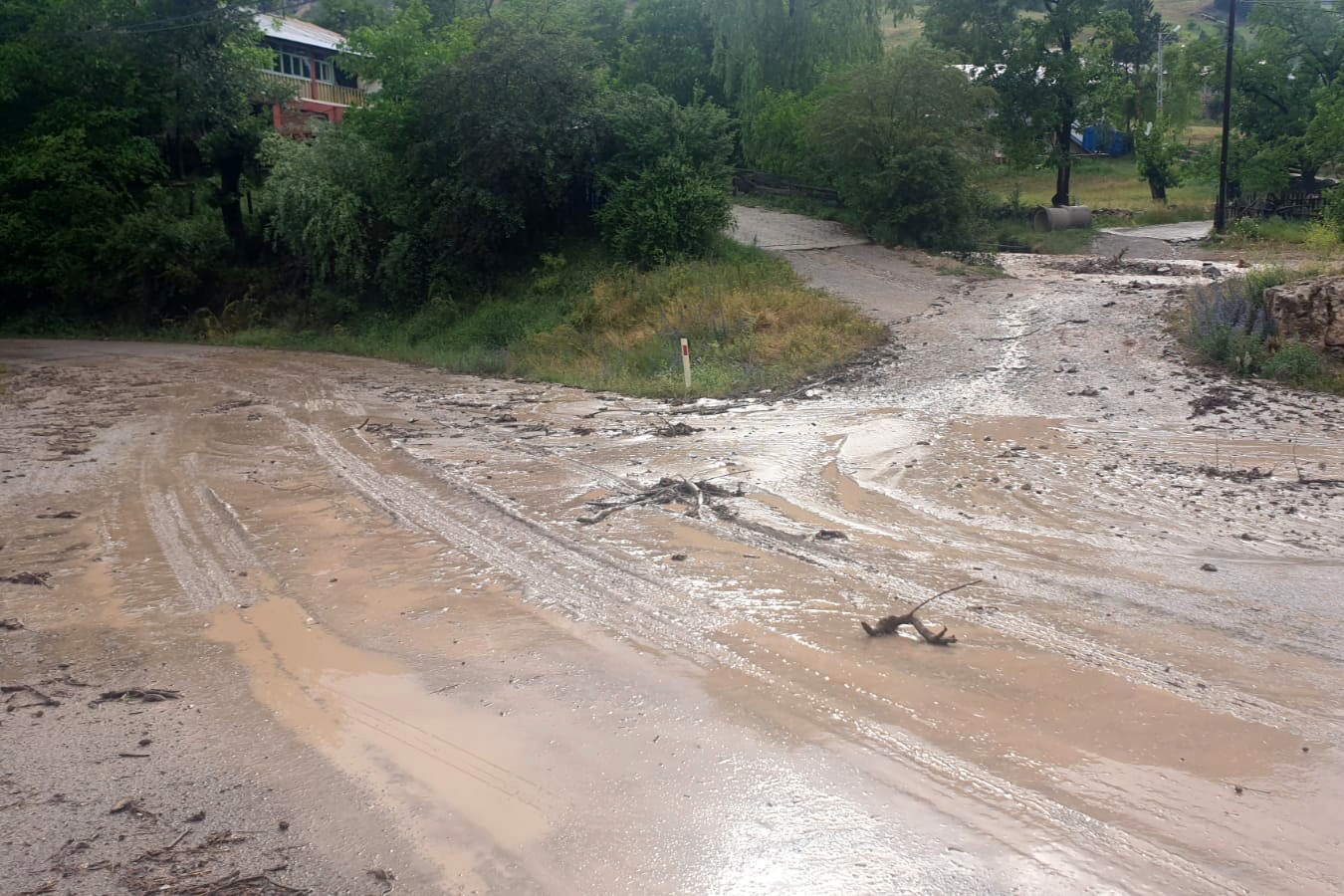 Gümüşhane’de lokal yağış sel getirdi 1