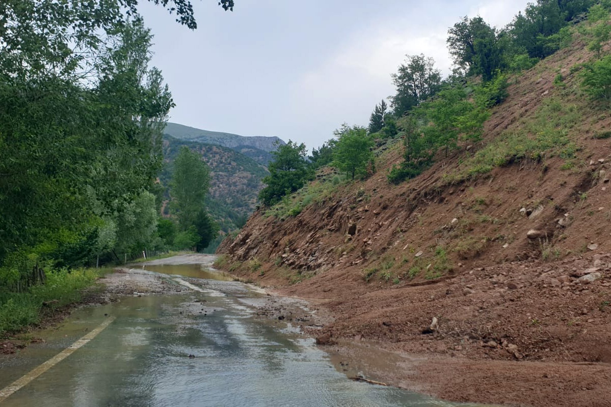 Gümüşhane’de lokal yağış sel getirdi 12