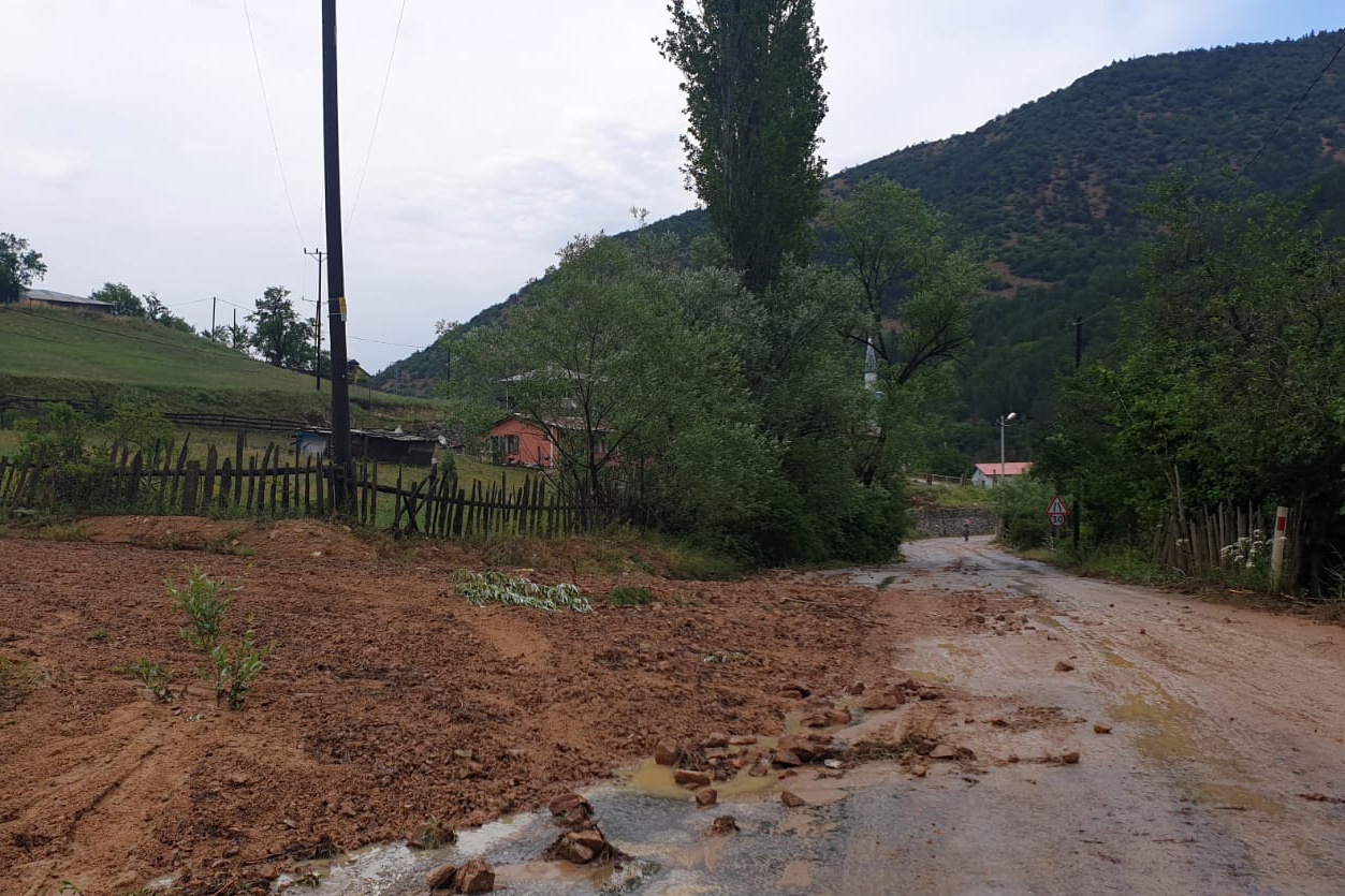 Gümüşhane’de lokal yağış sel getirdi 4