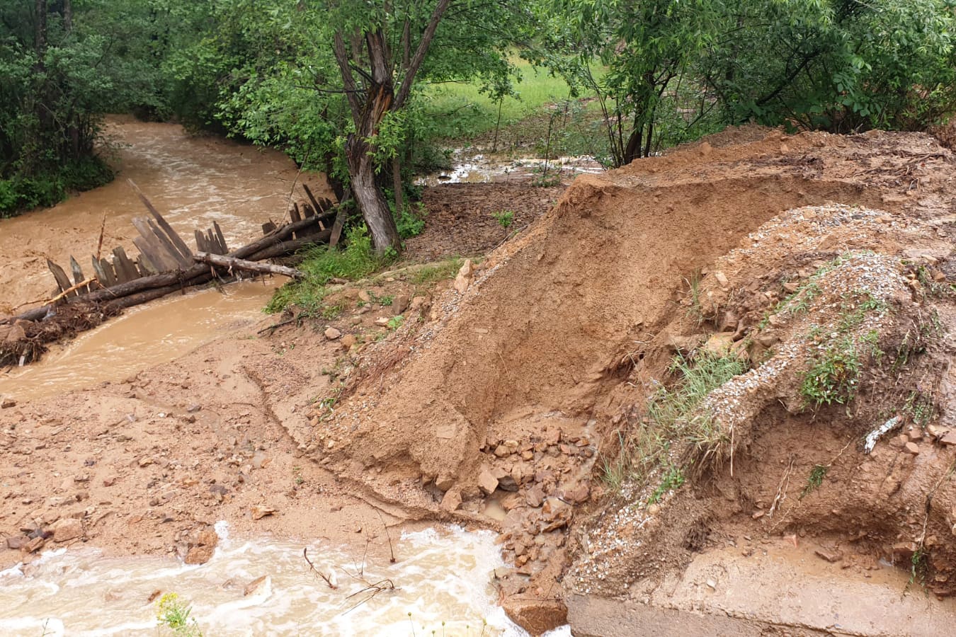 Gümüşhane’de lokal yağış sel getirdi 8