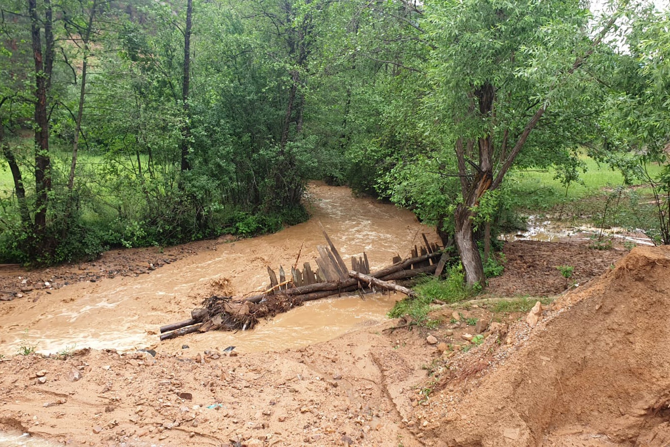 Gümüşhane’de lokal yağış sel getirdi 5