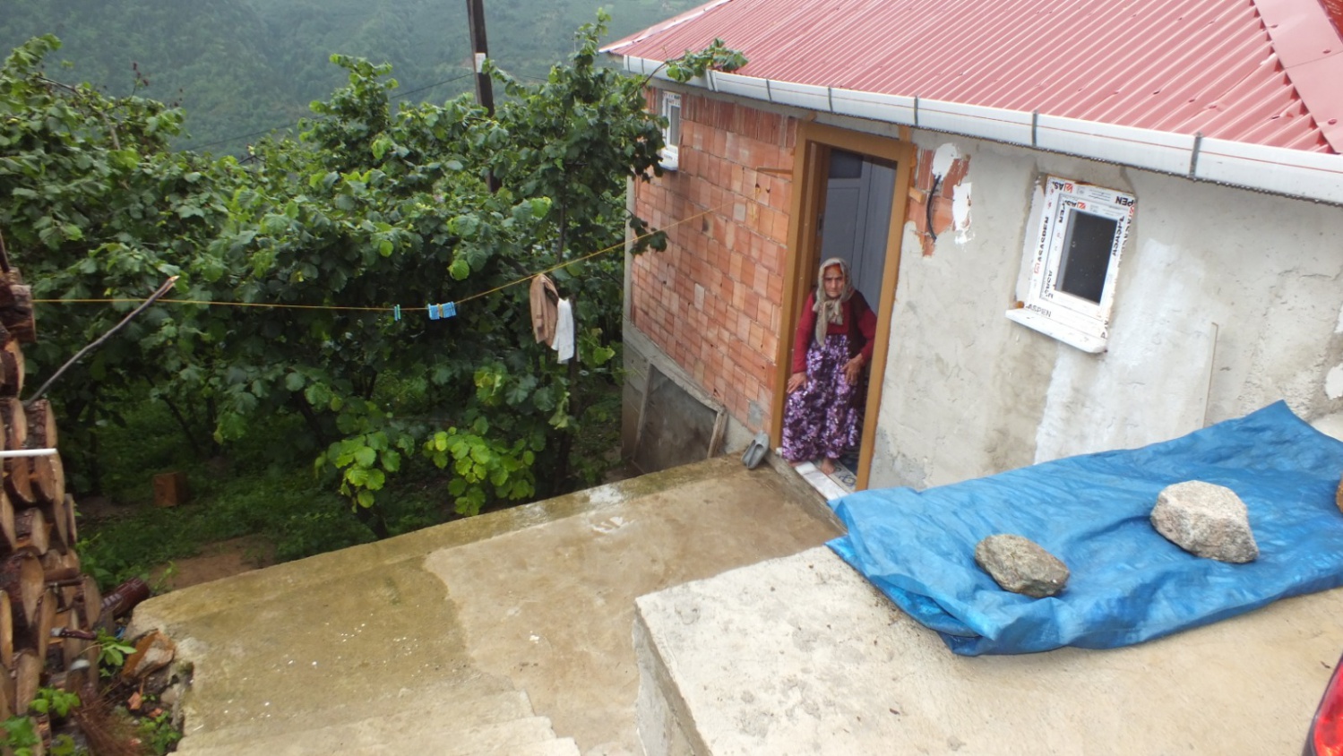 Kürtün’de yalnız yaşayan yaşlılara devletin şefkat eli değdi 3