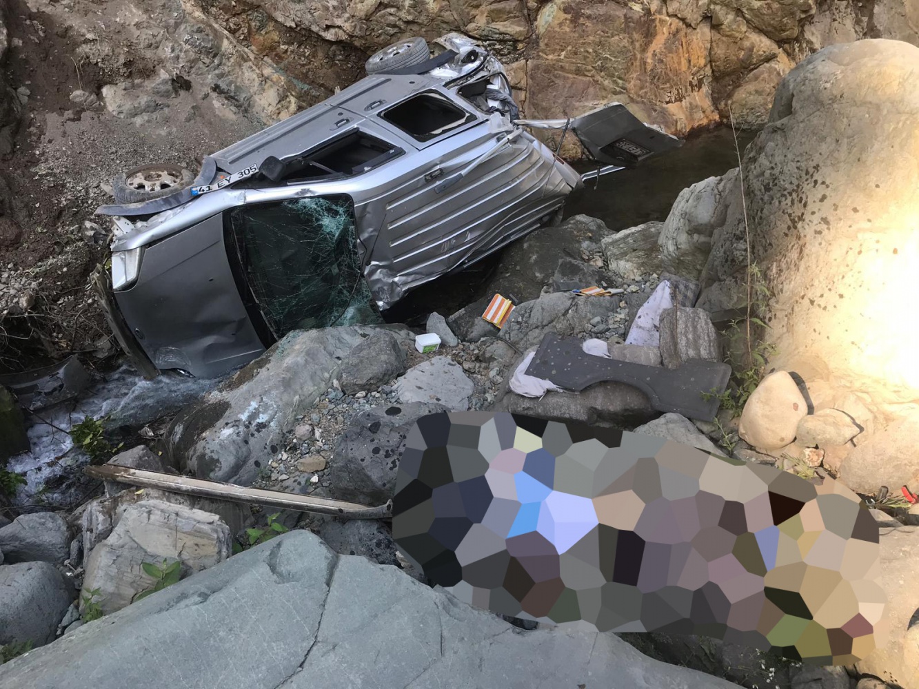 Kürtün’de araç dereye uçtu: 1 ölü 3