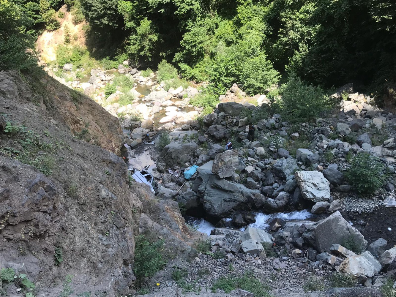 Kürtün’de araç dereye uçtu: 1 ölü 2