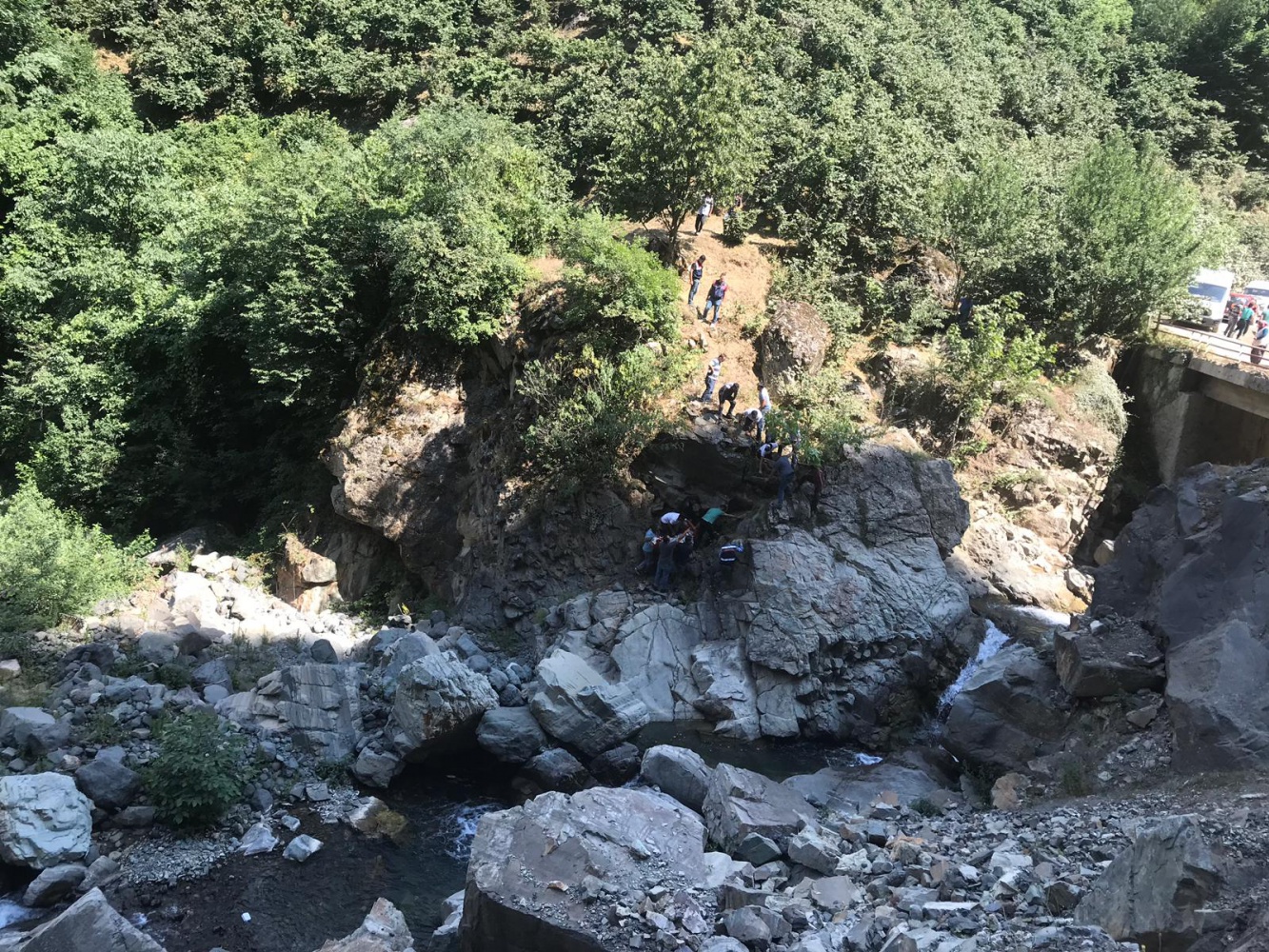 Kürtün’de araç dereye uçtu: 1 ölü 4