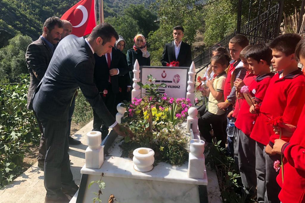 Necmettin öğretmenin ilk öğrencileri onu unutmadı 1