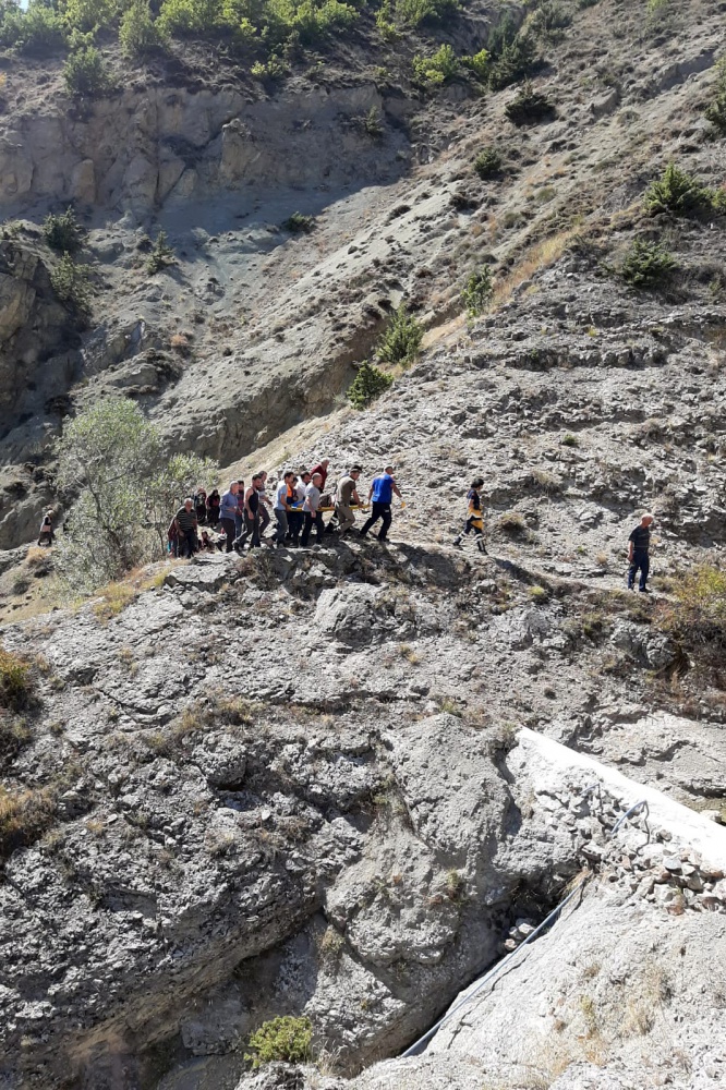 Cevizden düşen kadını bir kilometre sedyede taşıyarak ambulansa ulaştırdılar 5