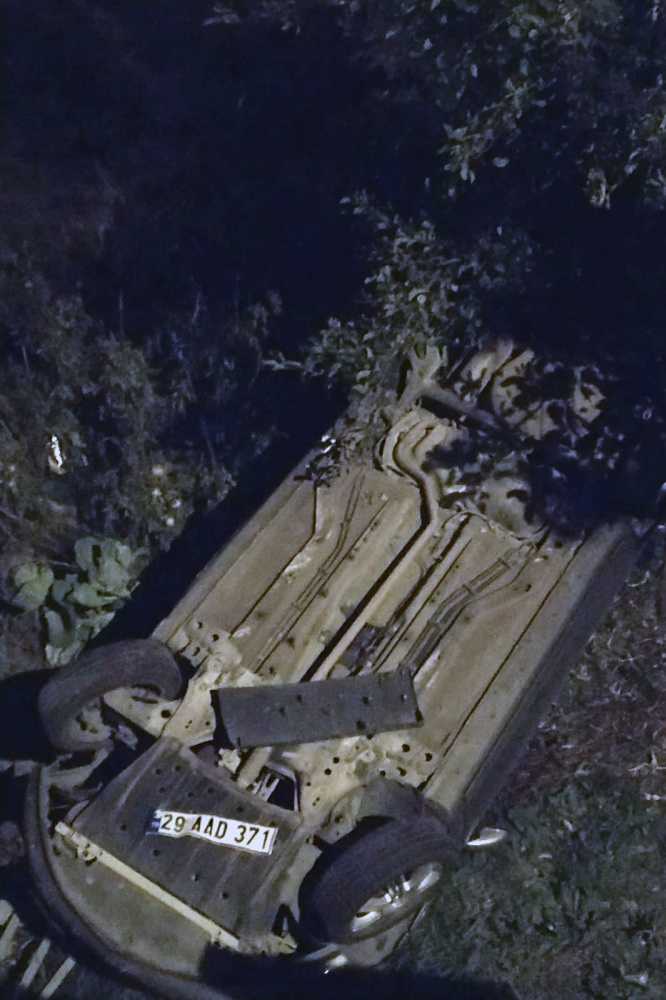 Köpekten kaçan otomobil duvardan aşağıya düştü: 2 yaralı 3