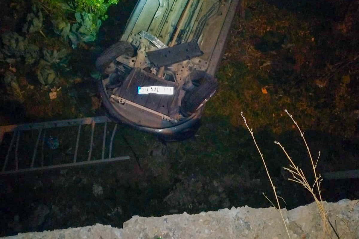 Köpekten kaçan otomobil duvardan aşağıya düştü: 2 yaralı 2