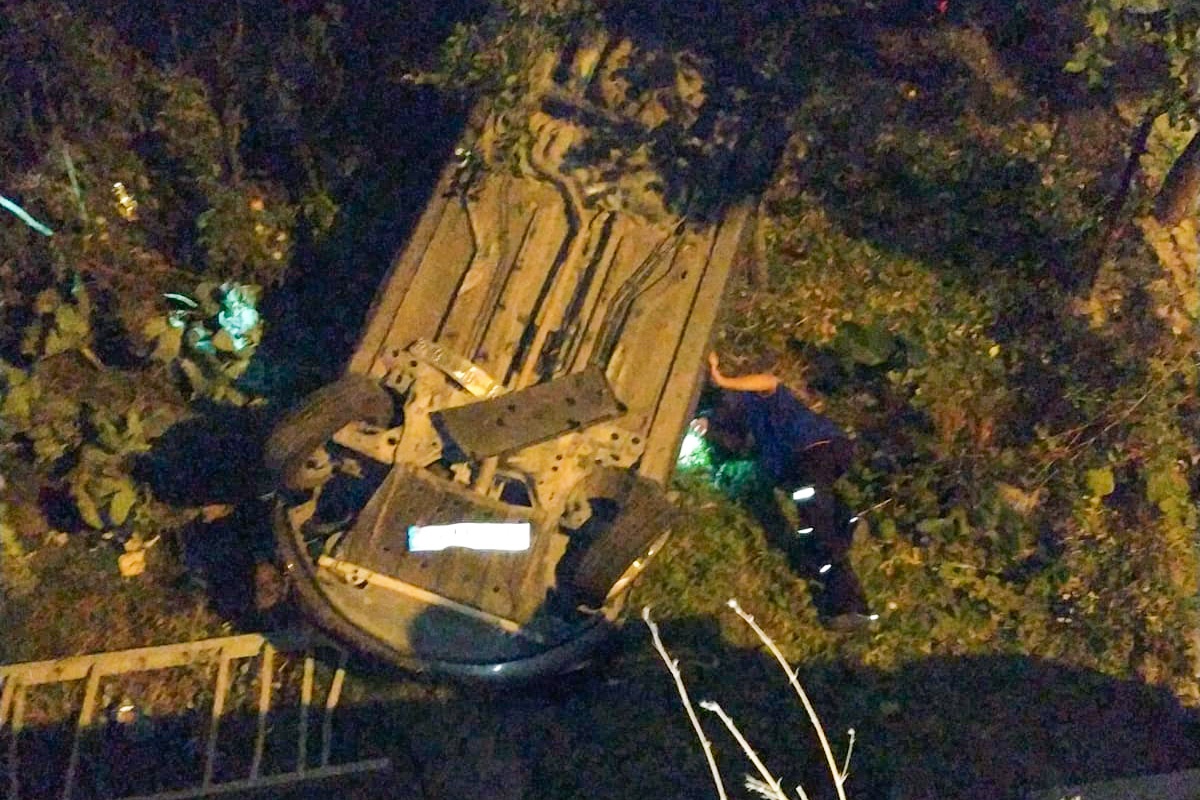 Köpekten kaçan otomobil duvardan aşağıya düştü: 2 yaralı 4