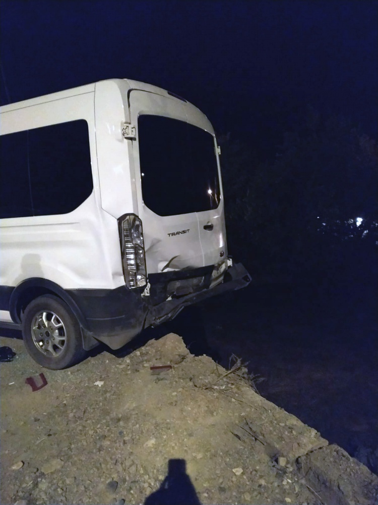 Köpekten kaçan otomobil duvardan aşağıya düştü: 2 yaralı 1