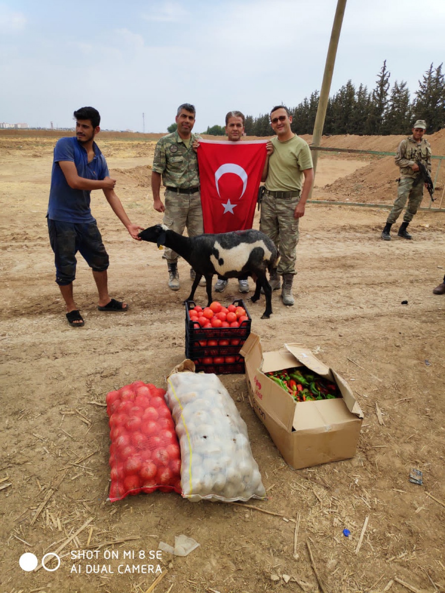 İşitme engelli duyarlı vatandaş sınıra kadar giderek askerler için kurban kesti 6