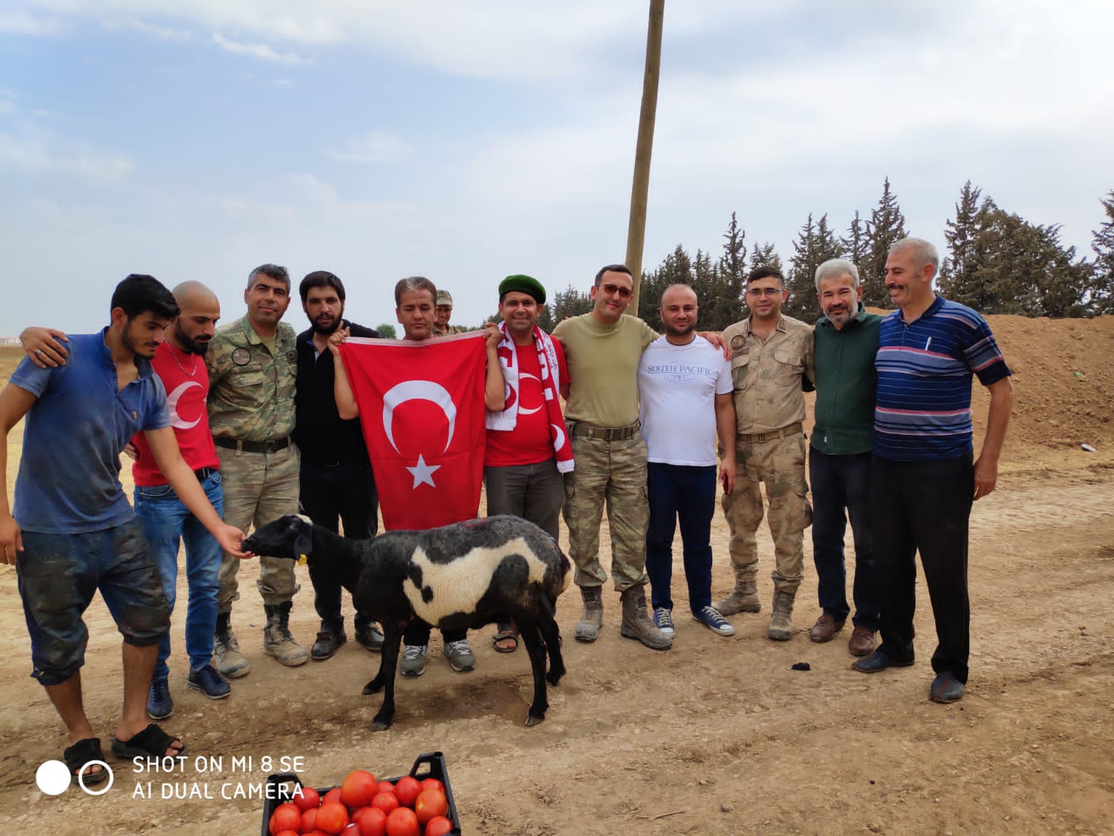 İşitme engelli duyarlı vatandaş sınıra kadar giderek askerler için kurban kesti 1