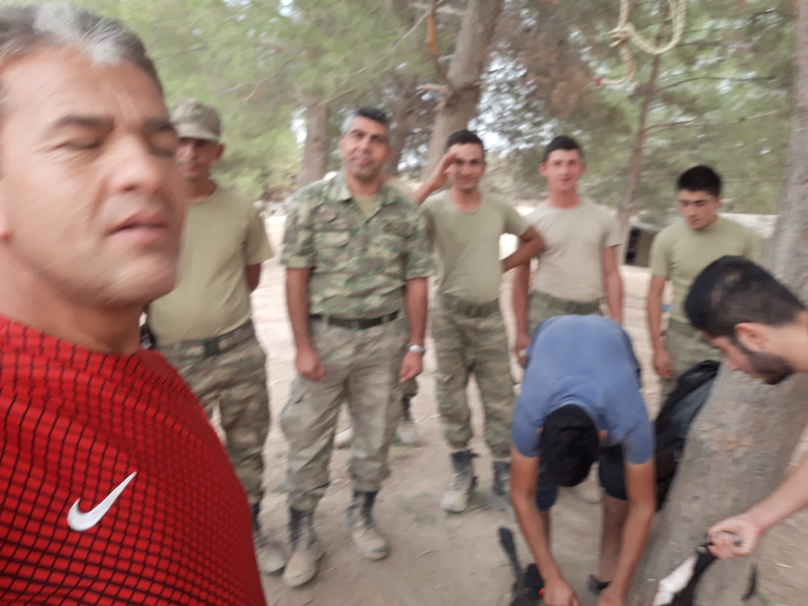 İşitme engelli duyarlı vatandaş sınıra kadar giderek askerler için kurban kesti 2