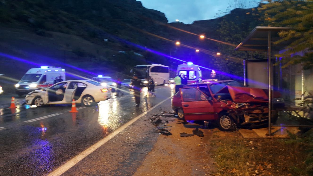 Gümüşhane’de trafik kazası: 2 yaralı 3