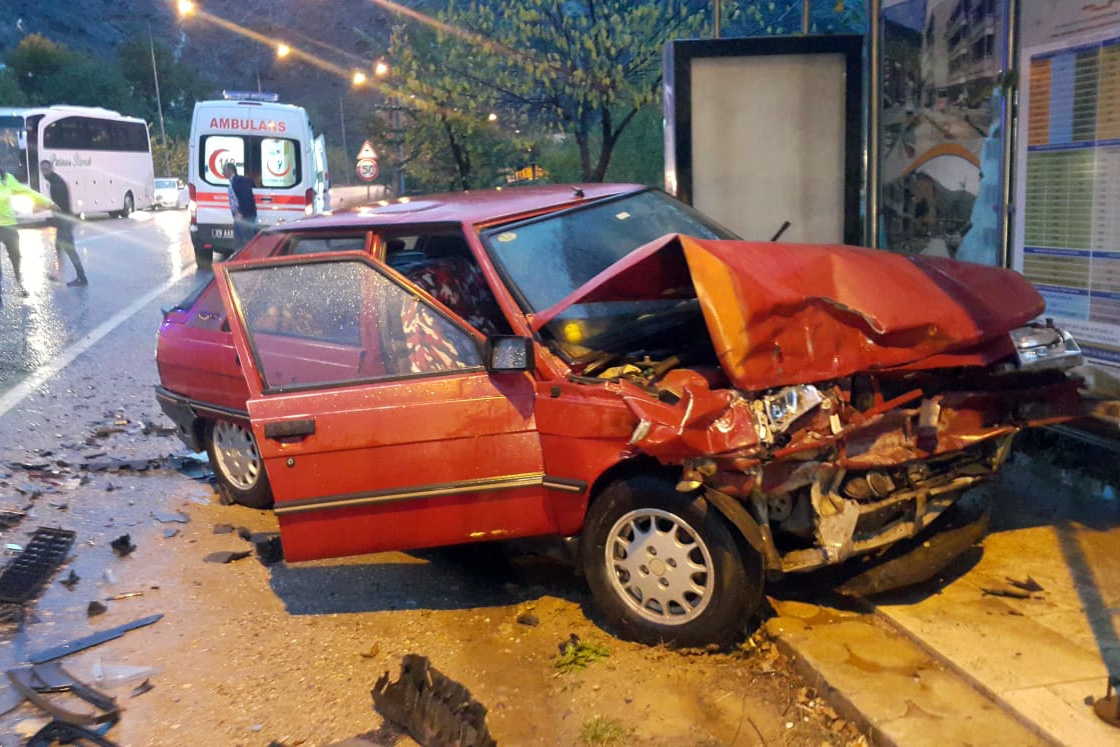 Gümüşhane’de trafik kazası: 2 yaralı 4