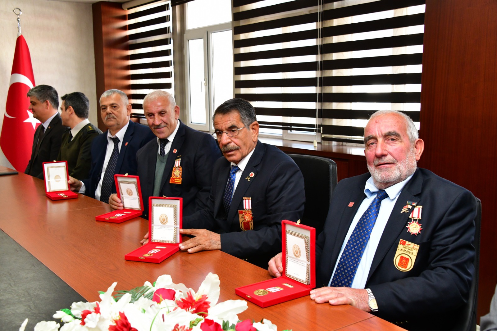 Gümüşhane’de 6 Kıbrıs gazisine daha madalya ve beratı verildi 7