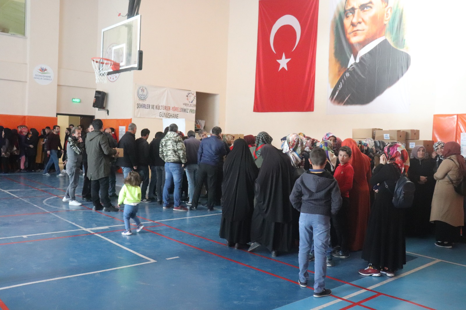 Gümüşhane'de mültecilere ve muhtaç vatandaşlara yardım yapıldı 4