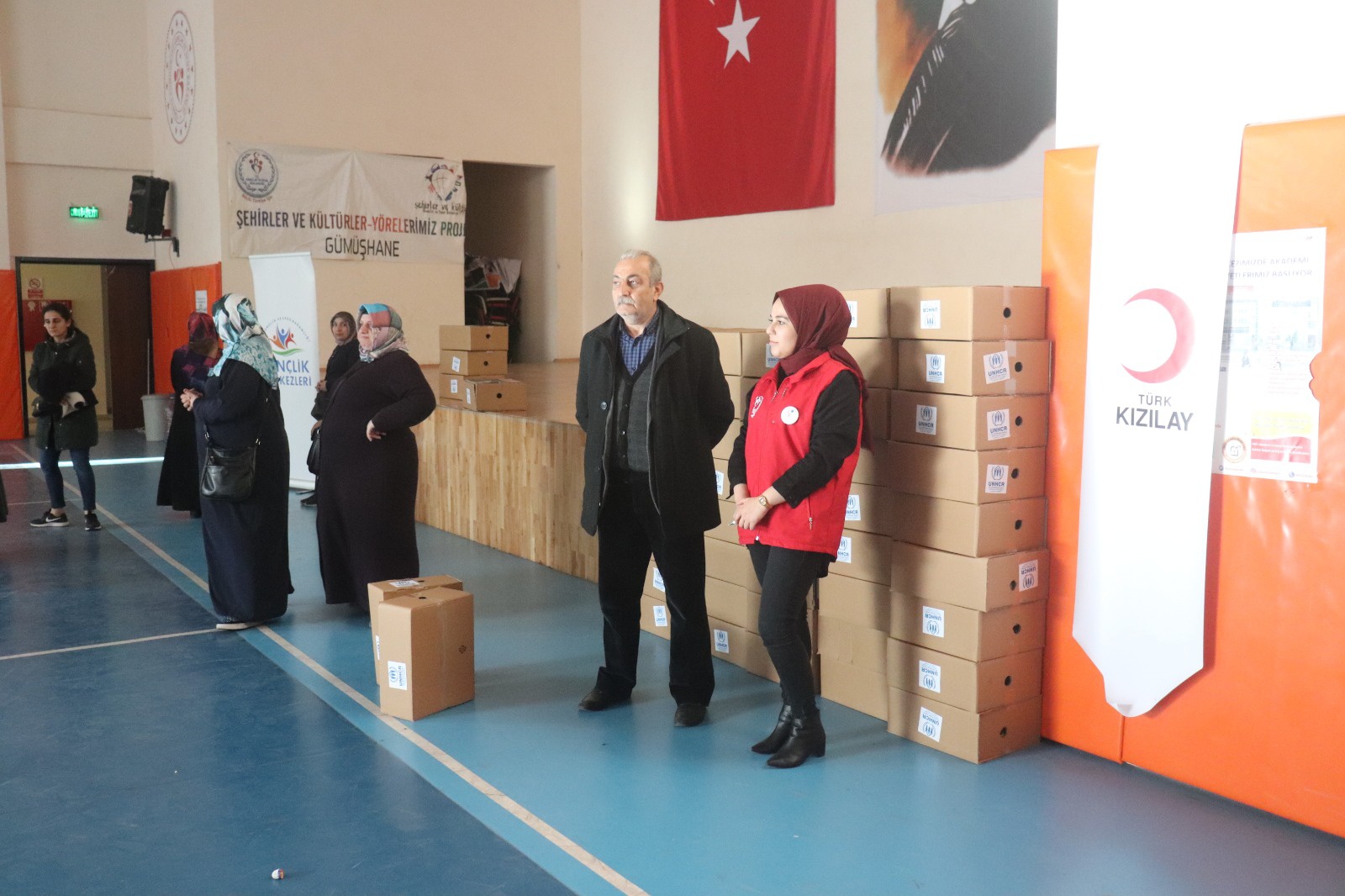 Gümüşhane'de mültecilere ve muhtaç vatandaşlara yardım yapıldı 12