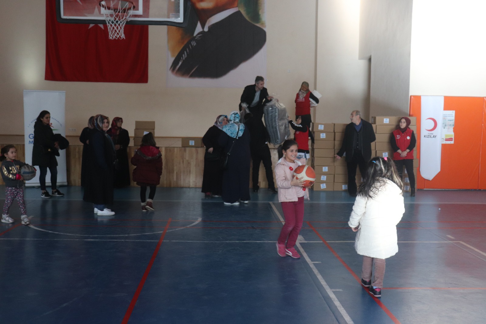 Gümüşhane'de mültecilere ve muhtaç vatandaşlara yardım yapıldı 10