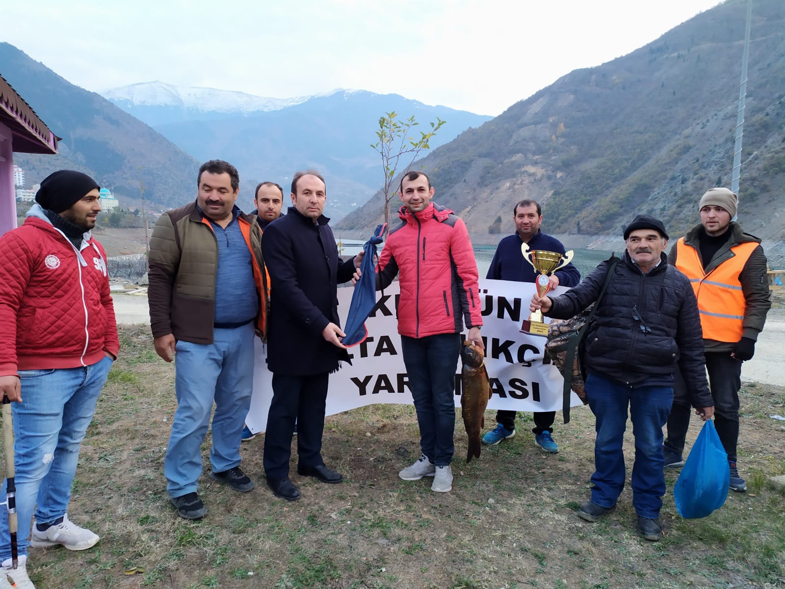 En büyük balığı tutmak için yarıştılar 3