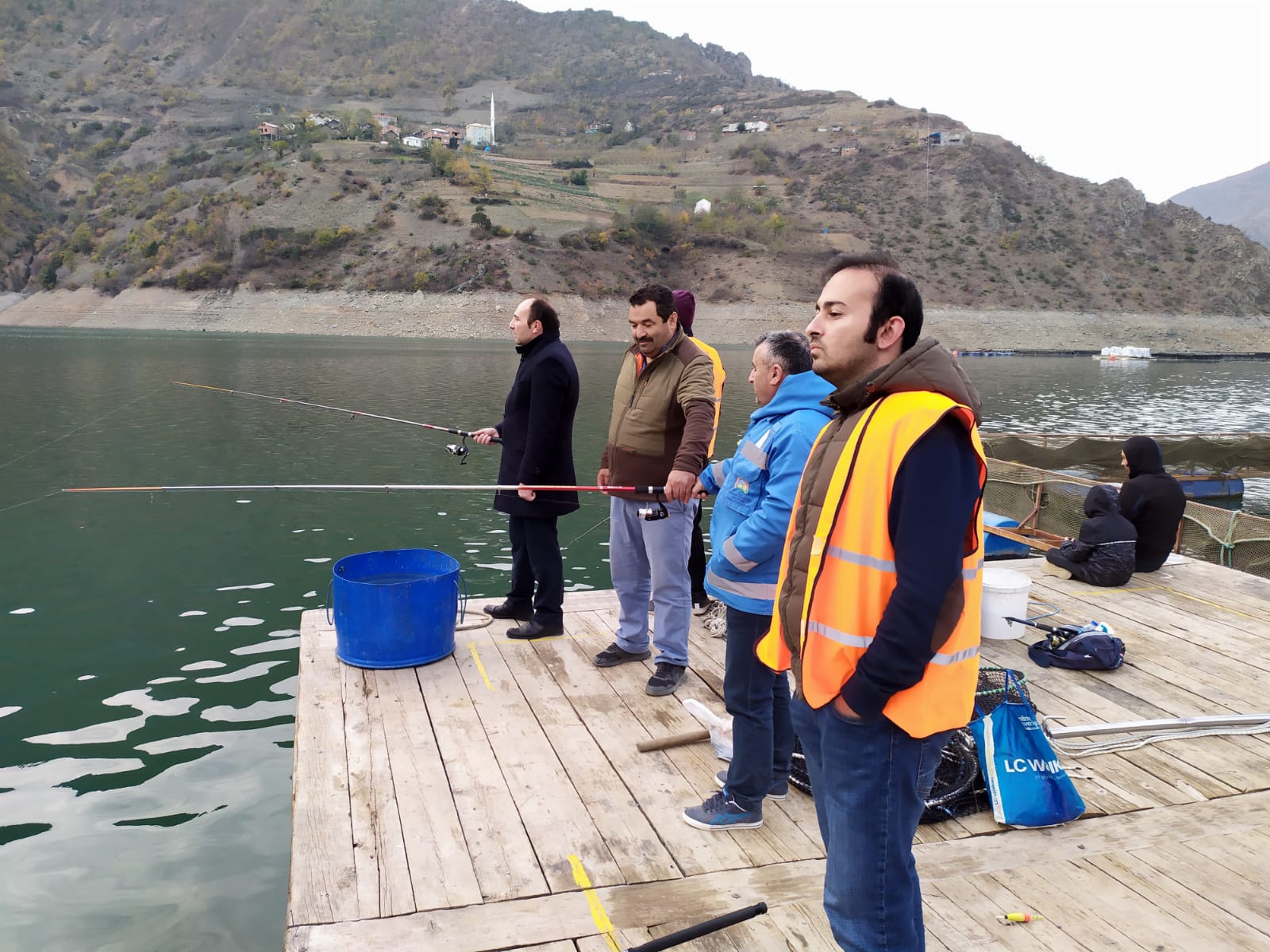 En büyük balığı tutmak için yarıştılar 5