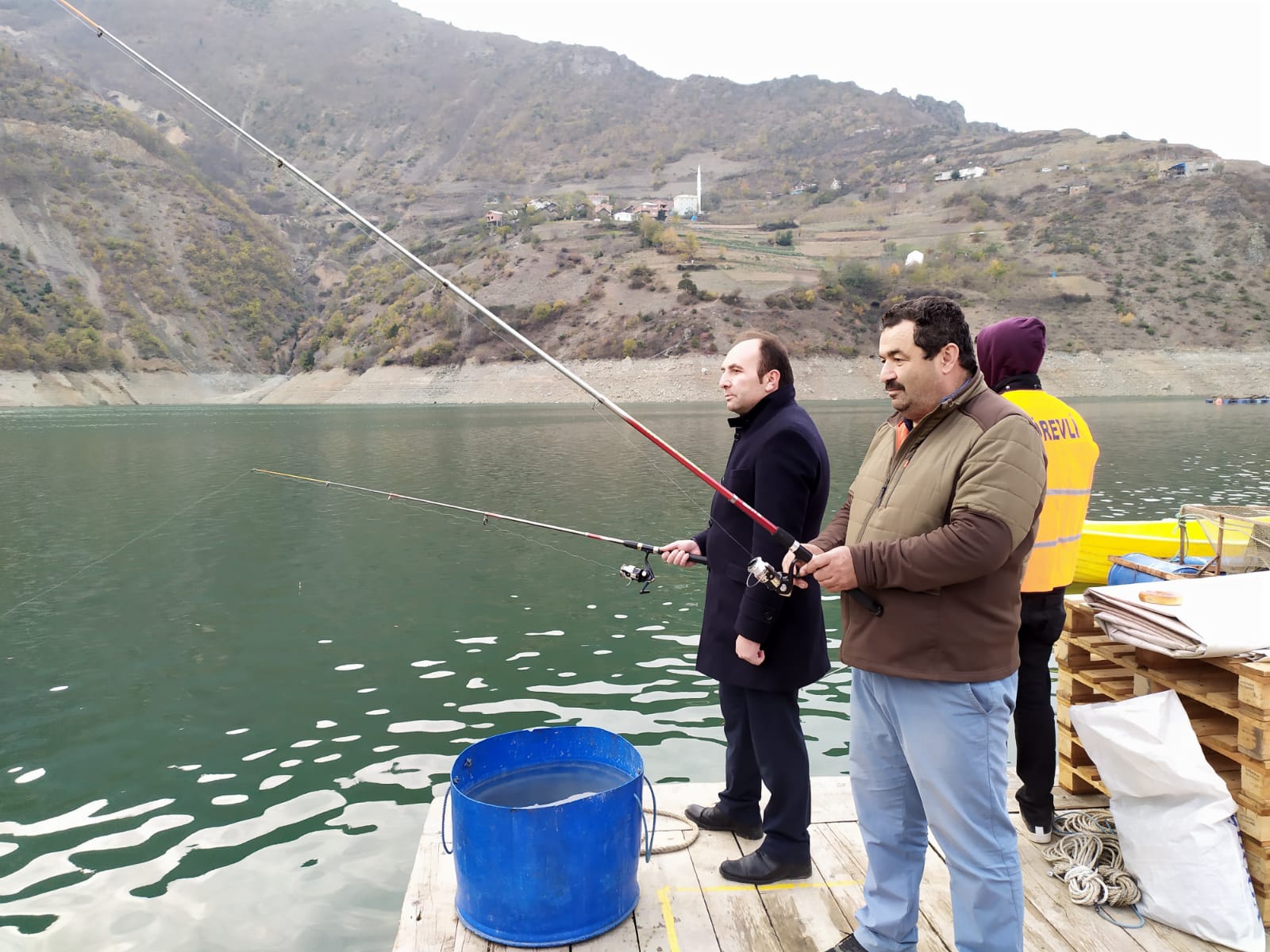 En büyük balığı tutmak için yarıştılar 7