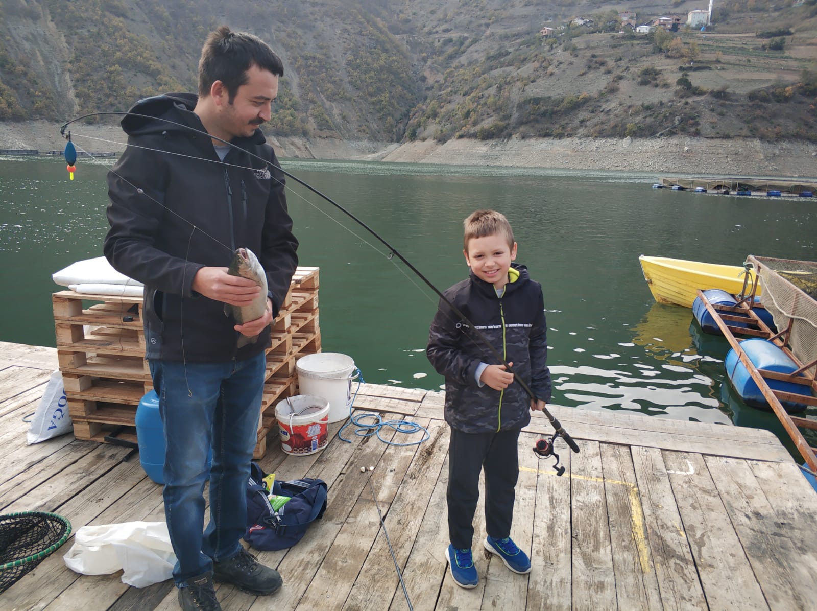 En büyük balığı tutmak için yarıştılar 11