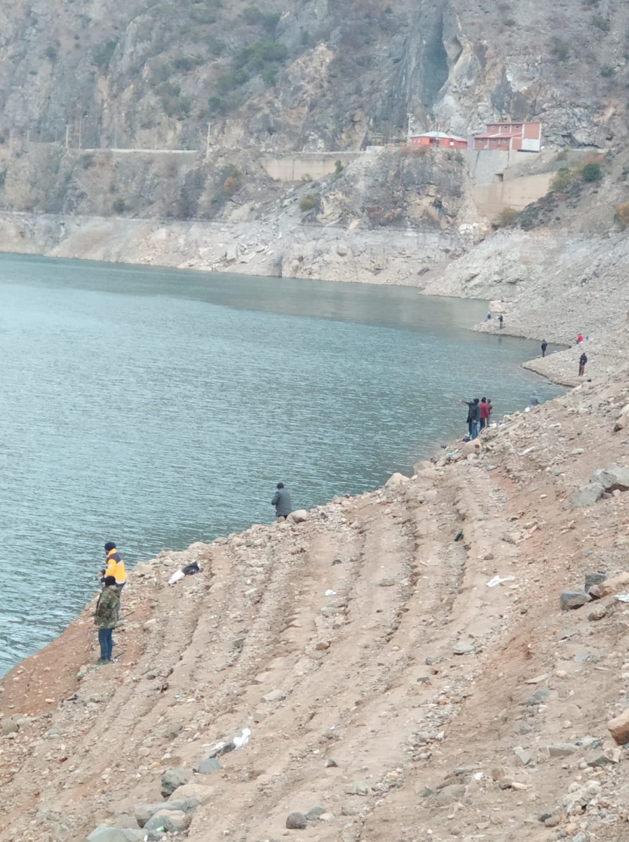 En büyük balığı tutmak için yarıştılar 14